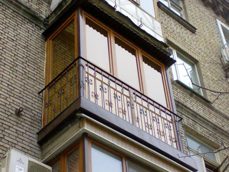 Плюсы и минусы французского остекления Фото красивого французского кованого балкона