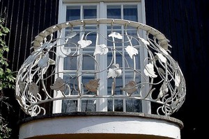 Кованные перила на балконе